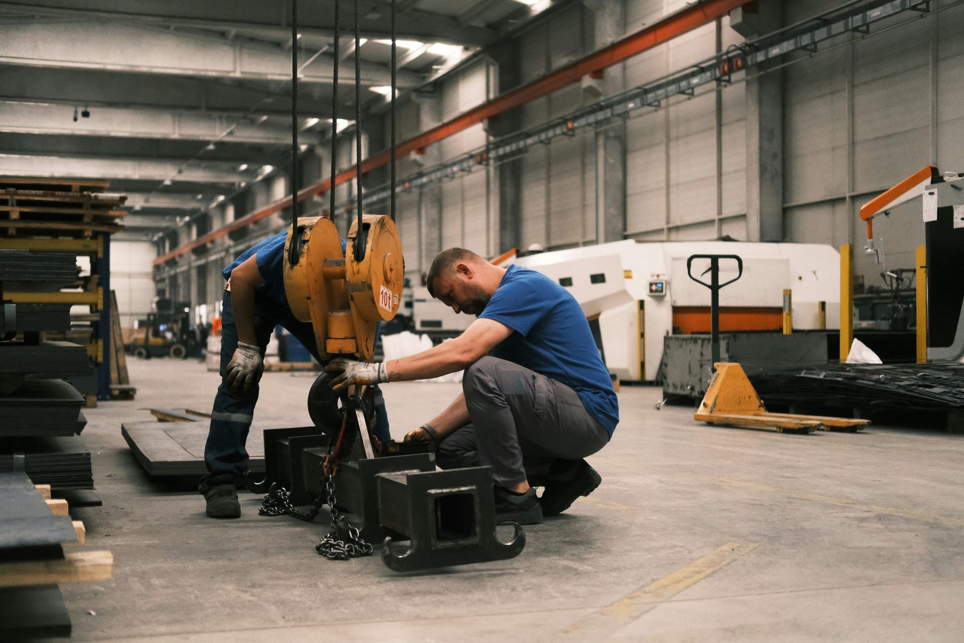 Hombre con un gancho en una nave industrial