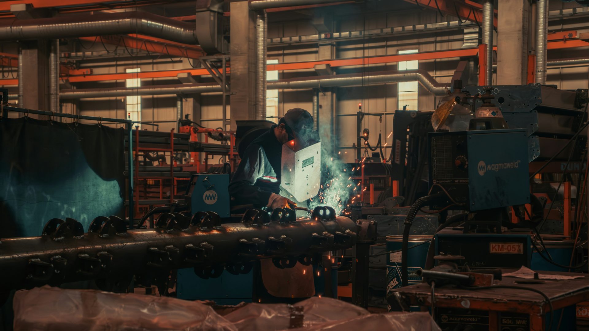 Un hombre trabajando en una máquina en una fábrica.